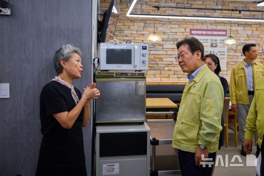 [강릉=뉴시스] 이재명 대통령이 30일 강원 강릉시 경포대 인근 식당을 찾아 가뭄으로 인한 상인들의 피해 상황을 청취하며 식당 직원들을 격려하고 있다. (사진=대통령실 제공) 2025.08.30. photo@newsis.com *재판매 및 DB 금지