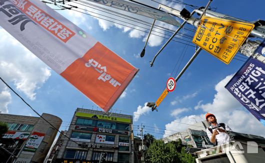 [대구=뉴시스] 이무열 기자 = 이준석 개혁신당 대표가 5일 대구 북구 경북대학교 북문 앞에서 정당 가입 독려 현수막을 직접 게첩하고 있다. 2025.09.05. lmy@newsis.com