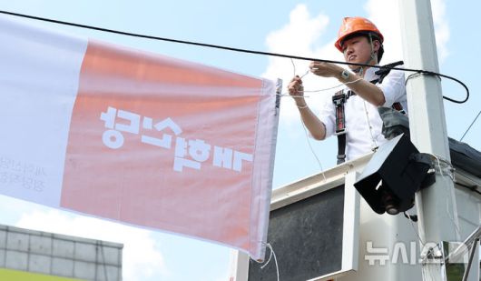 [대구=뉴시스] 이무열 기자 = 이준석 개혁신당 대표가 5일 대구 북구 경북대학교 북문 앞에서 정당 가입 독려 현수막을 직접 게첩하고 있다. 2025.09.05. lmy@newsis.com