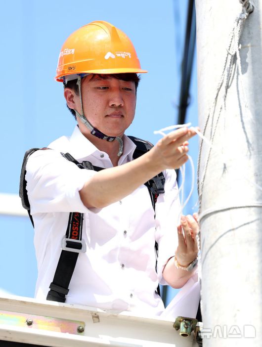 [대구=뉴시스] 이무열 기자 = 이준석 개혁신당 대표가 5일 대구 북구 경북대학교 북문 앞에서 정당 가입 독려 현수막을 직접 게첩하고 있다. 2025.09.05. lmy@newsis.com