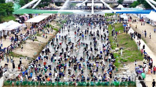 [괴산=뉴시스] 서주영 기자 = 6일 충북 괴산군의 동진천에서 2025 괴산고추축제 프로그램인 '고추물고기를 잡아라'가 열리고 있다. (사진= 괴산군 제공) 2025.09.06. photo@newsis.com