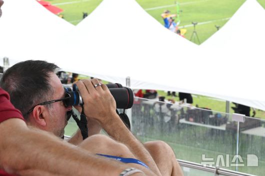 [광주=뉴시스] 이영주 기자 = 광주2025현대세계양궁선수권대회 컴파운드 남녀 개인 예선이 치러지는 6일 오전 광주 남구 광주국제양궁장에서 한 외국인 관람객이 망원경을 통해 경기를 관람하고 있다. 2025.09.06. leeyj2578@newsis.com