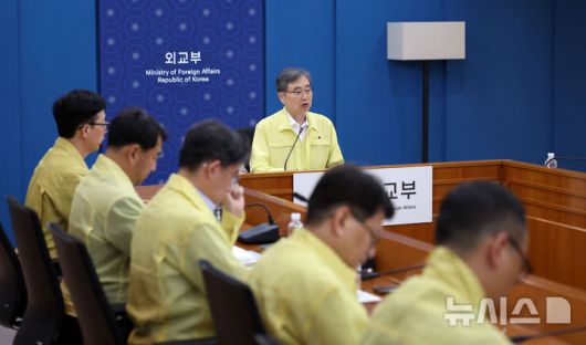 [서울=뉴시스] 김선웅 기자 = 조현 외교부 장관이 6일 서울 종로구 외교부 청사에서 재외국민보호대책본부-공관 합동 대책회의를 열고 미국 조지아 배터리 공장 건설 현장 한국인 300여 명 체포 관련 대책을 논의하고 있다. 2025.09.06. mangusta@newsis.com