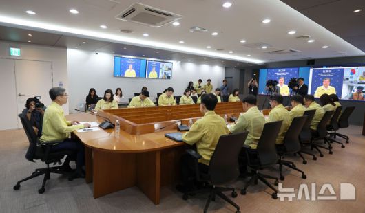 [서울=뉴시스] 김선웅 기자 = 조현 외교부 장관이 6일 서울 종로구 외교부 청사에서 재외국민보호대책본부-공관 합동 대책회의를 열고 미국 조지아 배터리 공장 건설 현장 한국인 300여 명 체포 관련 대책을 논의하고 있다. 2025.09.06. mangusta@newsis.com