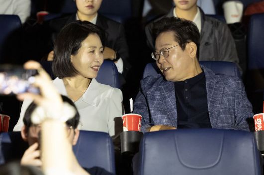 [서울=뉴시스] 최동준 기자 = 이재명 대통령과 김혜경 여사가 6일 서울 용산의 한 영화관에서 영락보린원 원생들과 함께 한국 애니메이션 '킹 오브 킹스' 관람을 하고 있다. (사진=대통령실 제공) 2025.09.06. photo@newsis.com *재판매 및 DB 금지