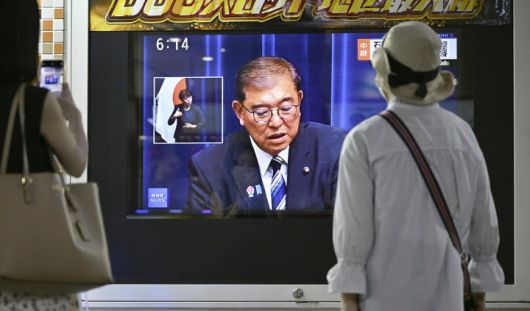 [도쿄=AP/뉴시스] 7일 일본 도쿄에서 시민들이 TV 화면으로 이시바 시게루 일본 총리의 퇴임 기자회견을 생중계로 지켜보고 있다. 2025.09.08.