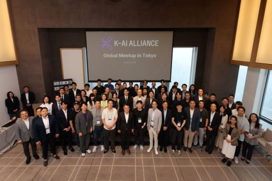 ‘K-AI?얼라이언스 글로벌 밋업’ 참가자들이 기념 사진을 촬영하고 있다. (사진=SK텔레콤 제공) *재판매 및 DB 금지