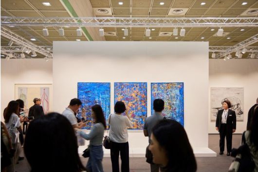 하우저앤워스에서 선보인 마크 브래드포드의 3점 연작이 62억6000만원에 팔려 프리스 서울 사상 최고가를 기록했다. *재판매 및 DB 금지