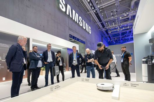 [서울=뉴시스] 5일부터 닷세간 독일 베를린에서 열리는 IFA 2025 '메세 베를린(Messe Berlin)' 내 단독 전시장인 '시티 큐브 베를린(City Cube Berlin)' 삼성전자 전시관에서 관람객들이 다양한 제품과 솔루션들을 체험하고 있다. 이번 전시에서 구현된 삼성 AI 홈은 사용자와 가족을 이해하고 알아서 맞춰주는 초개인화된 경험을 제공한다. 삼성 AI 홈은 일상의 편리함을 제공할 뿐만 아니라 가족의 건강과 안전까지 돌본다. 방문객들은 삼성 전시관에 펼쳐진 'AI 홈'을 통해 현실로 다가온 꿈꾸던 미래 일상을 지금 바로 경험할 수 있다. 사진은 삼성전자 비스포크 AI 스팀. (사진=삼성전자 제공) 2025.09.07. photo@newsis.com *재판매 및 DB 금지