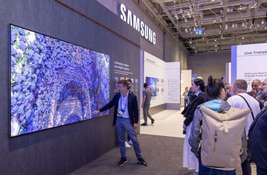 [서울=뉴시스] 5일부터 닷세간 독일 베를린에서 열리는 IFA 2025 '메세 베를린(Messe Berlin)' 내 단독 전시장인 '시티 큐브 베를린(City Cube Berlin)' 삼성전자 전시관에서 관람객들이 다양한 제품과 솔루션들을 체험하고 있다. 이번 전시에서 구현된 삼성 AI 홈은 사용자와 가족을 이해하고 알아서 맞춰주는 초개인화된 경험을 제공한다. 삼성 AI 홈은 일상의 편리함을 제공할 뿐만 아니라 가족의 건강과 안전까지 돌본다. 방문객들은 삼성 전시관에 펼쳐진 'AI 홈'을 통해 현실로 다가온 꿈꾸던 미래 일상을 지금 바로 경험할 수 있다. 사진은 삼성전자 115형 마이크로 RGB TV. (사진=삼성전자 제공) 2025.09.07. photo@newsis.com *재판매 및 DB 금지