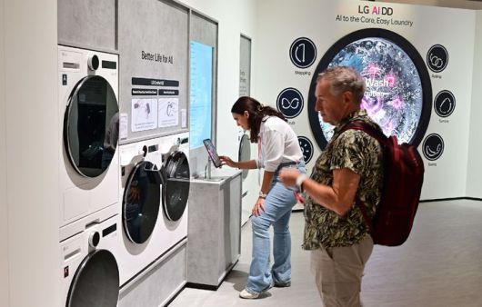 [서울=뉴시스] LG전자가 유럽 최대 가전 전시회 'IFA 2025'에 참가해 일상으로 다가온 'LG AI홈' 솔루션을 공개했다. LG전자는 유럽 고객의 라이프스타일에 최적화된 LG전자의 AI 가전 신제품과 실생활에서 바로 활용할 수 있는 'LG AI 홈' 솔루션 등을 선보여 관람객들의 눈길을 사로잡았다.  (사진=LG전자 제공) 2025.09.07. photo@newsis.com *재판매 및 DB 금지