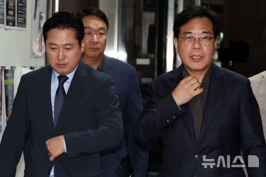 [서울=뉴시스] 조성봉 기자 = 장동혁 국민의힘 대표와 송언석 원내대표가 7일 서울 여의도 국회에서 미국 이민 당국의 한국 기업 직원 구금 사태 관련 대책회의를 하기 위해 원내대표실로 이동하고 있다. 2025.09.07. suncho21@newsis.com