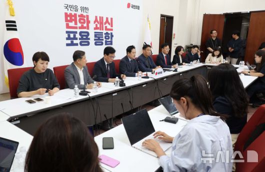 [서울=뉴시스] 조성봉 기자 = 장동혁 국민의힘 대표가 7일 오후 서울 여의도 국회에서 미국 이민 당국의 한국 기업 직원 구금 사태 관련 대책회의를 마치고 발언을 하고 있다.  2025.09.07. suncho21@newsis.com