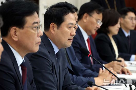 [서울=뉴시스] 조성봉 기자 = 장동혁 국민의힘 대표가 7일 오후 서울 여의도 국회에서 미국 이민 당국의 한국 기업 직원 구금 사태 관련 대책회의를 마치고 발언을 하고 있다.  2025.09.07. suncho21@newsis.com