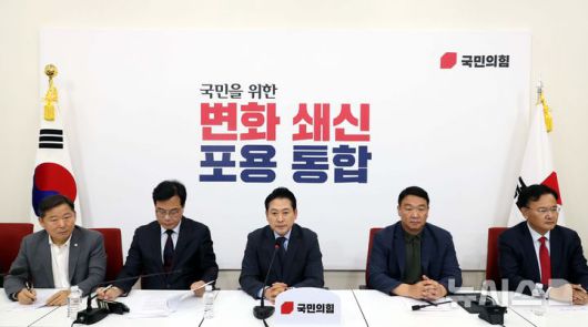 [서울=뉴시스] 조성봉 기자 = 장동혁 국민의힘 대표가 7일 오후 서울 여의도 국회에서 미국 이민 당국의 한국 기업 직원 구금 사태 관련 대책회의를 마치고 발언을 하고 있다.  2025.09.07. suncho21@newsis.com