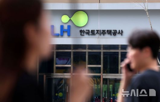 [고양=뉴시스] 홍효식 기자 = 정부가 7일 부동산관계장관회의를 통해 주택공급 확대 방안을 발표했다. 정부는 수도권 주택 공급 부족을 해소하기 위해 2030년까지 수도권에 총 135만가구 공급을 목표로 매년 신규 주택 27만가구 착공을 추진한다. 이를 위해 한국토지주택공사(LH)가 수도권 공공택지 매각을 중단하고 직접 시행에 나선다.사진은 주택공급 확대 방안을 발표한 7일 경기 고양시 LH 고양사업본부 모습. 2025.09.07. yesphoto@newsis.com