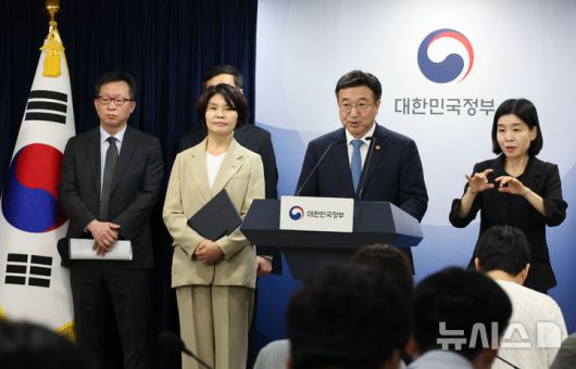 [서울=뉴시스] 김명원 기자 = 윤호중 행정안전부 장관이 7일 서울 종로구 정부서울청사에서 정부조직 개편방안 등 고위당정협의회 결과 브리핑을 하고 있다. 2025.09.07. kmx1105@newsis.com