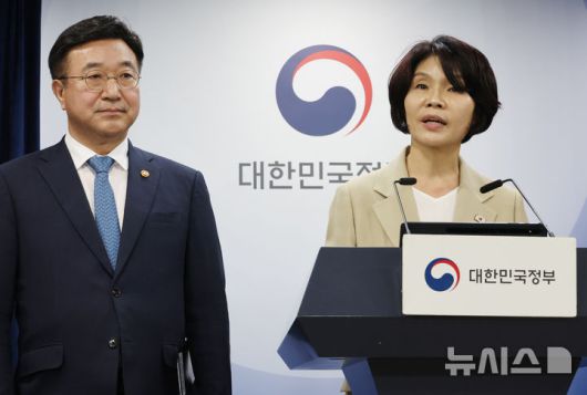 [서울=뉴시스] 김명원 기자 = 한정애 더불어민주당 정책위의장이 7일 서울 종로구 정부서울청사에서 정부조직 개편방안 등 고위당정협의회 결과 브리핑을 하고 있다. 2025.09.07. kmx1105@newsis.com