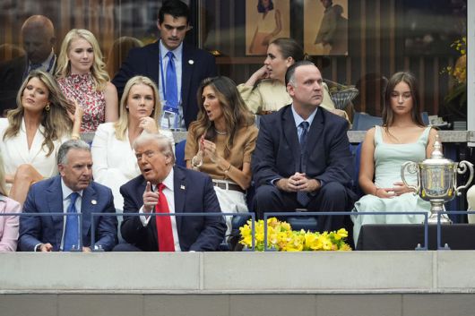 [뉴욕=AP/뉴시스] 도널드 트럼프 미국 대통령이 7일(현지 시간) 미국 뉴욕의 빌리진킹 내셔널 테니스 센터에서 열린 US 오픈 남자 단식 결승 카를로스 알카라스(2위·스페인)와 얀니크 신네르(1위·이탈리아)의 경기를 관람하고 있다. 알카라스가 신네르를 3-1(6-2 3-6 6-1 6-4)로 꺾고 3년 만에 대회 정상을 탈환했으며 세계 랭킹 1위에도 복귀한다. 2025.09.08.