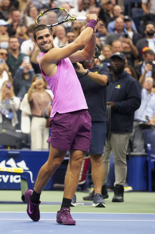 [뉴욕=AP/뉴시스] 카를로스 알카라스(2위·스페인)가 7일(현지 시간) 미국 뉴욕의 빌리진킹 내셔널 테니스 센터에서 열린 US 오픈 남자 단식 결승에서 얀니크 신네르(1위·이탈리아)를 꺾은 후 골프 세리머니를 하고 있다. 알카라스는 2연패를 노리는 신네르를 3-1(6-2 3-6 6-1 6-4)로 꺾고 3년 만에 대회 정상을 탈환했으며 세계 랭킹 1위에도 복귀한다. 2025.09.08.