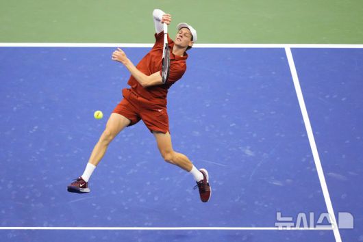 [뉴욕=AP/뉴시스] 얀니크 신네르(1위·이탈리아)가 7일(현지 시간) 미국 뉴욕의 빌리진킹 내셔널 테니스 센터에서 열린 US 오픈 남자 단식 결승에서 카를로스 알카라스(2위·스페인)와 경기하고 있다. 알카라스는 2연패를 노리는 신네르(1위·이탈리아)를 3-1(6-2 3-6 6-1 6-4)로 꺾고 3년 만에 대회 정상을 탈환했으며 세계 랭킹 1위에도 복귀한다. 2025.09.08.