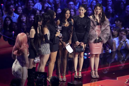 [엘먼트=AP/뉴시스] 걸그룹 KATSEYE(캣츠아이)가 7일(현지 시간) 미 뉴욕주 엘먼트의 UBS 아레나에서 열린 '2025 MTV 비디오 뮤직 어워즈'(MTV VMA)에서 '터치'(Touch)로 '푸시 퍼포먼스' 상을 받은 후 소감을 말하고 있다. 2025.09.08.