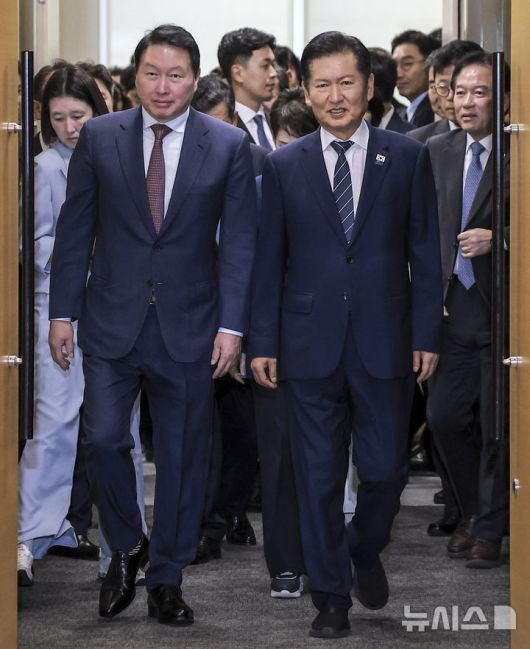 [서울=뉴시스] 정병혁 기자 = 정청래 더불어민주당 대표와 최태원 대한상공회의소 회장을 비롯한 참석자들이 8일 서울 중구 대한상공회의소에서 열린 더불어민주당-대한상공회의소 정책간담회에 참석하고 있다. 2025.09.08. jhope@newsis.com