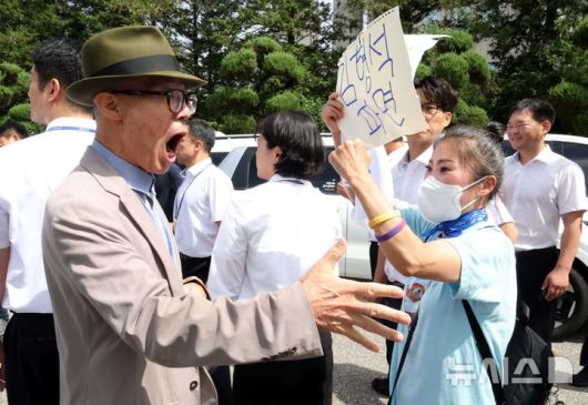 [서울=뉴시스] 조성봉 기자 = 민족문제연구소 등 시민사회단체 회원들과  8일 오전 서울 여의도 국회 소통관에서 기자회견을 마치고 나서는 김형석 독립기념관장에게 퇴진을 요구하는 구호를 외치자 보수단체 회원과 충돌하고 있다. 2025.09.08. suncho21@newsis.com