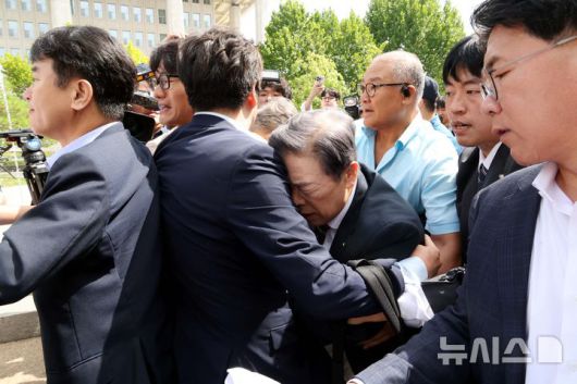 [서울=뉴시스] 조성봉 기자 = 김형석 독립기념관장이 8일 오전 서울 여의도 국회 소통관에서 기자회견 후 퇴진을 요구하는 시민단체 회원들의 항의를 받으며 차량으로 이동하고 있다.  2025.09.08. suncho21@newsis.com