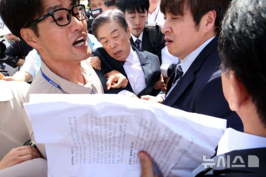 [서울=뉴시스] 조성봉 기자 = 김형석 독립기념관장이 8일 오전 서울 여의도 국회 소통관에서 기자회견 후 퇴진을 요구하는 시민단체 회원들의 항의를 받으며 차량으로 이동하고 있다.  2025.09.08. suncho21@newsis.com