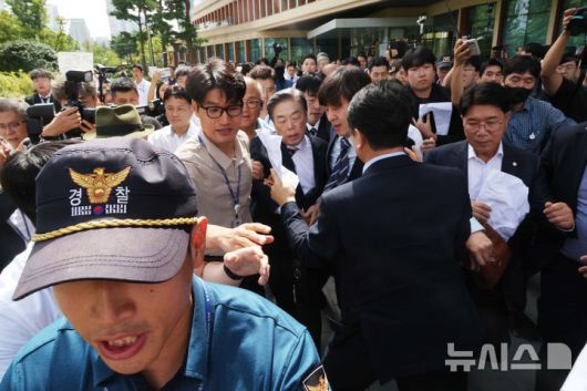 [서울=뉴시스] 조성봉 기자 = 김형석 독립기념관장이 8일 오전 서울 여의도 국회 소통관에서 기자회견 후 퇴진을 요구하는 시민단체 회원들의 항의를 받으며 차량으로 이동하고 있다.  2025.09.08. suncho21@newsis.com