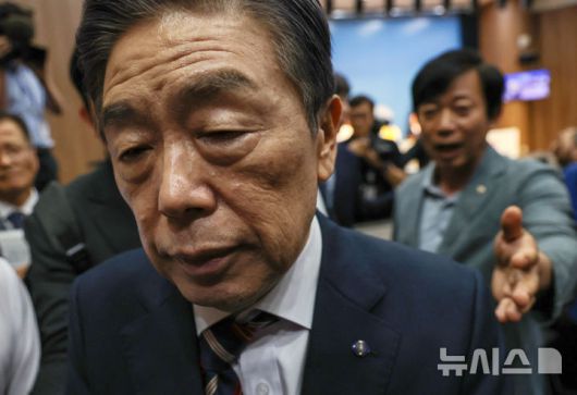 [서울=뉴시스] 김명년 기자 = 김형석 독립기념관장이 8일 오전 서울 여의도 국회 소통관에서 기자회견을 하기 전 이강일 더불어민주당 의원에게 항의를 받으며 회견장을 나가고 있다.  2025.09.08. kmn@newsis.com