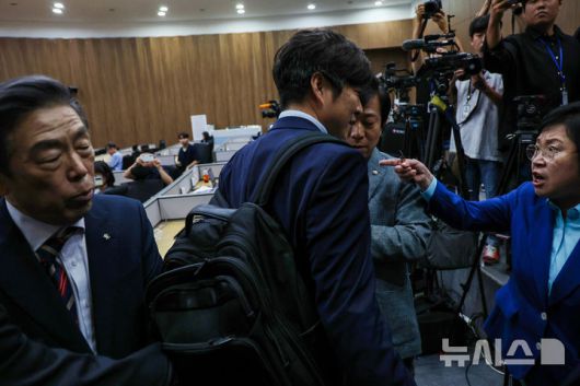 [서울=뉴시스] 김명년 기자 = 김형석 독립기념관장이 8일 오전 서울 여의도 국회 소통관에서 기자회견을 하기 전 김현 더불어민주당 의원에게 항의를 받고 있다.  2025.09.08. kmn@newsis.com