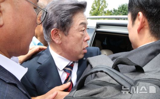 [서울=뉴시스] 김명년 기자 = 김형석 독립기념관장이 8일 오전 서울 여의도 국회 소통관에서 기자회견을 마치고 문진석 더불어민주당 의원과 시민단체 회원들의 항의를 받으며 차량에 탑승하고 있다.  2025.09.08. kmn@newsis.com