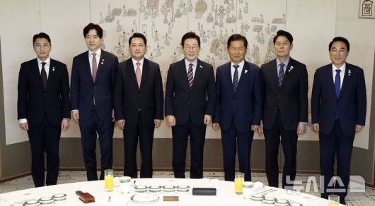 [서울=뉴시스] 최동준 기자 = 이재명 대통령이 8일 서울 용산 대통령실 청사에서 열린 여야 지도부 오찬 회동에서 정청래 더불어민주당 대표, 장동혁 국민의힘 대표 등 참석자들과 기념촬영을 하고 있다. 왼쪽부터 박준태 국민의힘 당대표 비서실장, 박성훈 국민의힘 수석대변인, 장동혁 국민의힘 대표, 이 대통령, 정청래 더불어민주당 대표, 한민수 더불어민주당 당대표 비서실장, 박수현 더불어민주당 수석대변인. 2025.09.08. photocdj@newsis.com