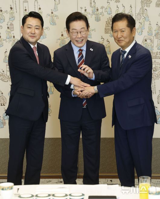 [서울=뉴시스] 최동준 기자 = 이재명 대통령이 8일 서울 용산 대통령실 청사에서 열린 여야 지도부 오찬 회동에서 정청래 더불어민주당 대표, 장동혁 국민의힘 대표와 기념촬영을 하고 있다. 2025.09.08. photocdj@newsis.com