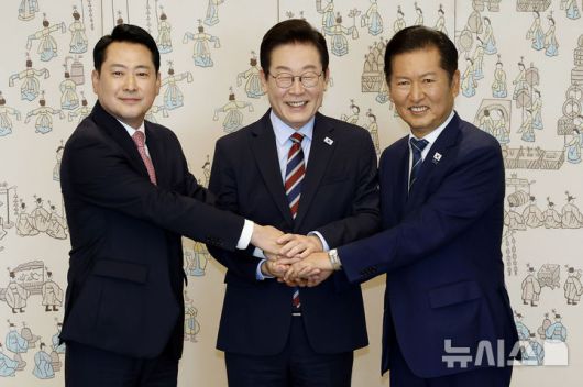 [서울=뉴시스] 최동준 기자 = 이재명 대통령이 8일 서울 용산 대통령실 청사에서 열린 여야 지도부 오찬 회동에서 정청래 더불어민주당 대표, 장동혁 국민의힘 대표와 기념촬영을 하고 있다. 2025.09.08. photocdj@newsis.com