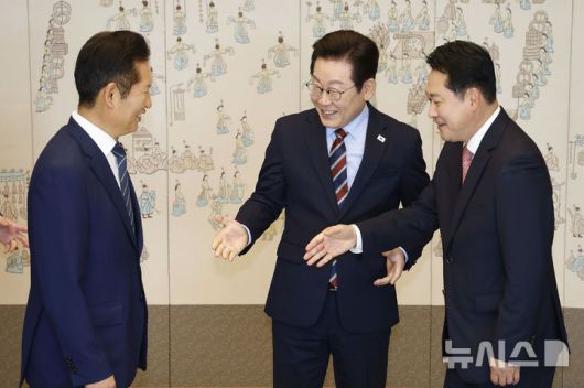 [서울=뉴시스] 최동준 기자 = 이재명 대통령이 8일 서울 용산 대통령실 청사에서 열린 여야 지도부 오찬 회동에서 정청래 더불어민주당 대표, 장동혁 국민의힘 대표에게 악수를 권하고 있다. 2025.09.08. photocdj@newsis.com