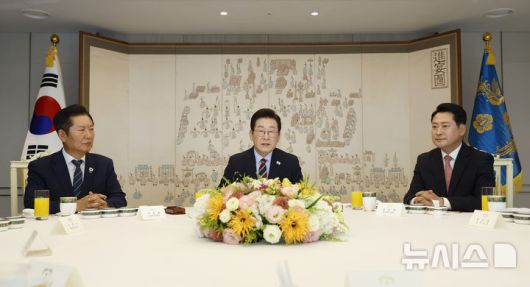 [서울=뉴시스] 최동준 기자 = 이재명 대통령이 8일 서울 용산 대통령실 청사에서 열린 여야 지도부 오찬 회동에서 발언하고 있다. 2025.09.08. photocdj@newsis.com