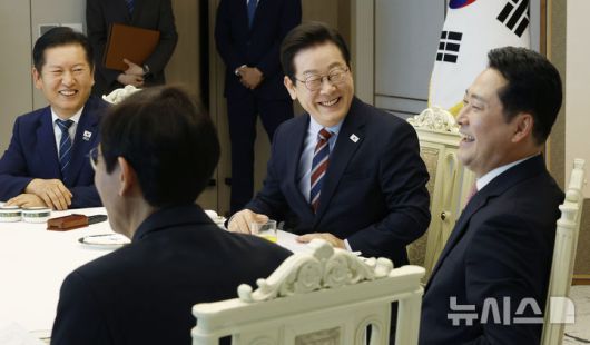 [서울=뉴시스] 최동준 기자 = 이재명 대통령이 8일 서울 용산 대통령실 청사에서 열린 여야 지도부 오찬 회동에서 정청래 더불어민주당 대표, 장동혁 국민의힘 대표와 밝게 웃고 있다. 2025.09.08. photocdj@newsis.com