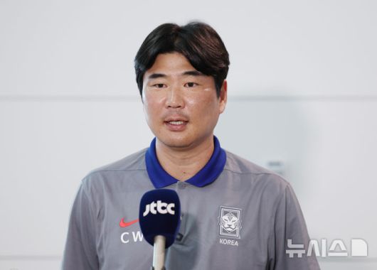 [인천공항=뉴시스] 김진아 기자 = 2025 국제축구연맹(FIFA) U-20 월드컵에 출전하는 한국대표팀 이창원 감독이 8일 인천국제공항 제2터미널을 통해 칠레로 출국하기 앞서 인터뷰를 하고 있다. 2025.09.08. bluesoda@newsis.com