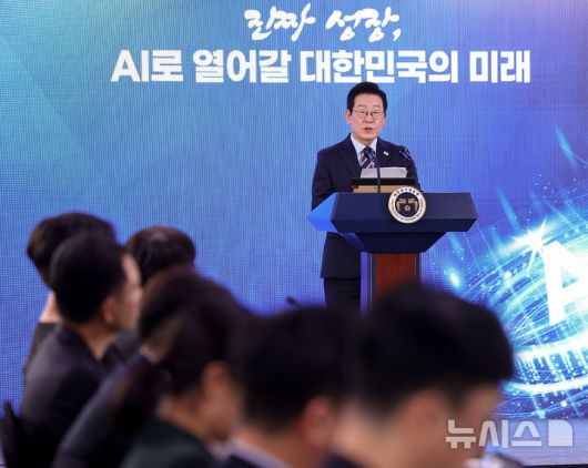[서울=뉴시스] 고범준 기자 = 이재명 대통령이 8일 서울 중구 서울스퀘어에서 열린 대한민국, AI로 날다 국가인공지능(AI) 전략위원회 출범식에서 발언하고 있다. (대통령실통신사진기자단) 2025.09.08. bjko@newsis.com