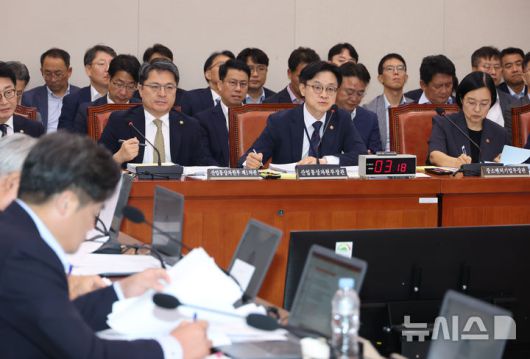 [서울=뉴시스] 고승민 기자 = 김정관 산업통상자원부 장관이 8일 서울 여의도 국회에서 열린 산업통상자원중소벤처기업위원회 전체회의에서 의원 질의에 답하고 있다. 2025.09.08. kkssmm99@newsis.com