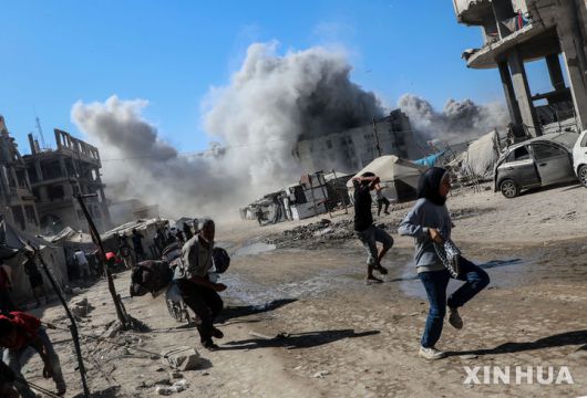 [가자시티=신화/뉴시스] 가자시티의 팔레스타인 주민들이 8일(현지 시간) 시내 14층 고층빌딩이 이스라엘군의 폭격으로 무너지자 연기와 파편을 피해서 달아나고 있다. 2025.09.09.