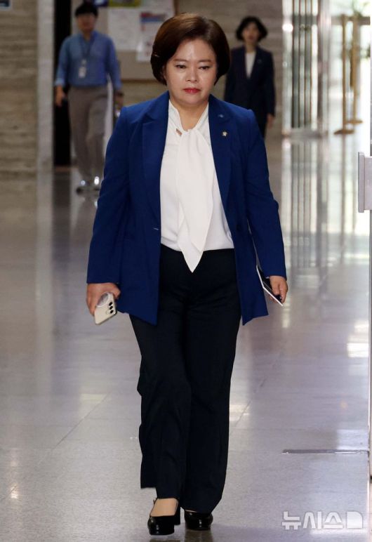 [서울=뉴시스] 조성봉 기자 = 정춘생 조국혁신당 의원이 9일 오전 서울 여의도 국회에서 열린 비공개 의원총회에 참석하고 있다. 2025.09.09. suncho21@newsis.com