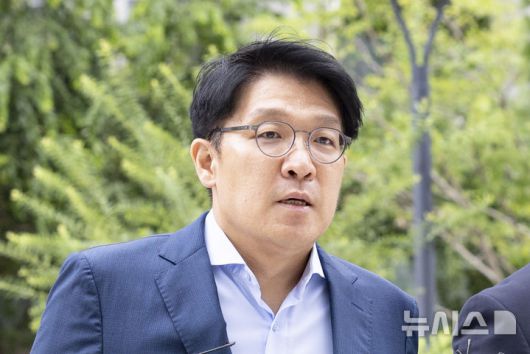 [서울=뉴시스] 김근수 기자 = 김상민 전 부장검사가 9일 서울 종로구 광화문 김건희 특검팀(특별검사 민중기)에 피의자 신분으로 조사를 받기 위해 출석 하고 있다. 2025.09.09. ks@newsis.com