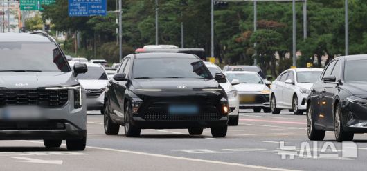 [서울=뉴시스] 유럽연합(EU)이 2035년부터 신규 내연기관 자동차 생산을 전면 금지하기로 한 정책을 사실상 철회한 가운데 세부 내용이 공개되면서 자동차 업계가 반발하고 있다고 18일(현지 시간) FT가 보도했다. 사진은 도로에서 전기차가 이동하는 모습. (사진=뉴시스DB) 2025.12.18.