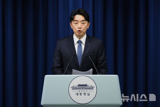 [서울=뉴시스] 최동준 기자 = 강훈식 비서실장이 9일 서울 용산 대통령실 청사에서 인선 관련 브리핑을 하고 있다.대통령실은 중앙선관위원장 후보자에 위철환 변호사, 국민통합위원장에 이석연 전 법제처장, 국가건축정책위원장에 김진애 전 의원, 대통령실 인사수석에 조성주 한국법령정보원장, 대중문화교류위원회 공동위원장에 박진영 JYP엔터 대표를 발표했다. 2025.09.09. photocdj@newsis.com