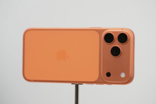 [쿠퍼티노=AP/뉴시스] 9일(현지 시간) 미국 캘리포니아주 쿠퍼티노 애플파크에서 아이폰 17 프로가 공개되고 있다. 2025.09.10.