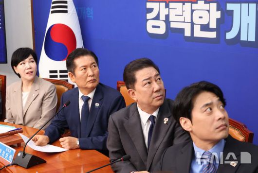 [서울=뉴시스] 조성봉 기자= 정청래 더불어민주당 대표와 최고위원들이 10일 오전 서울 여의도 국회에서 열린 최고위원회의에서 지난 9일 자신의 교섭단체 대표 연설 영상을 바라보고 있다. 해당 영상엔 정 대표가 "노상원 수첩이 현실로 성공했더라면 이재명 대통령도, 저 정청래도 이 세상 사람이 아니었을 것"이라고 발언하던 중 국민의힘 한 의원이 "제발 그리됐으면 좋았을걸"이라고 외치는 목소리가 담겼다. 2025.09.10. suncho21@newsis.com